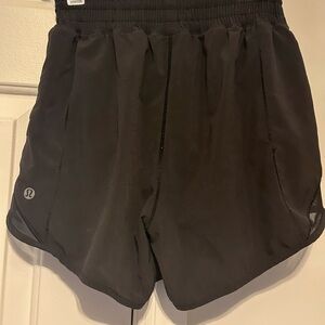 lululemon hotty hot black 4” shorts